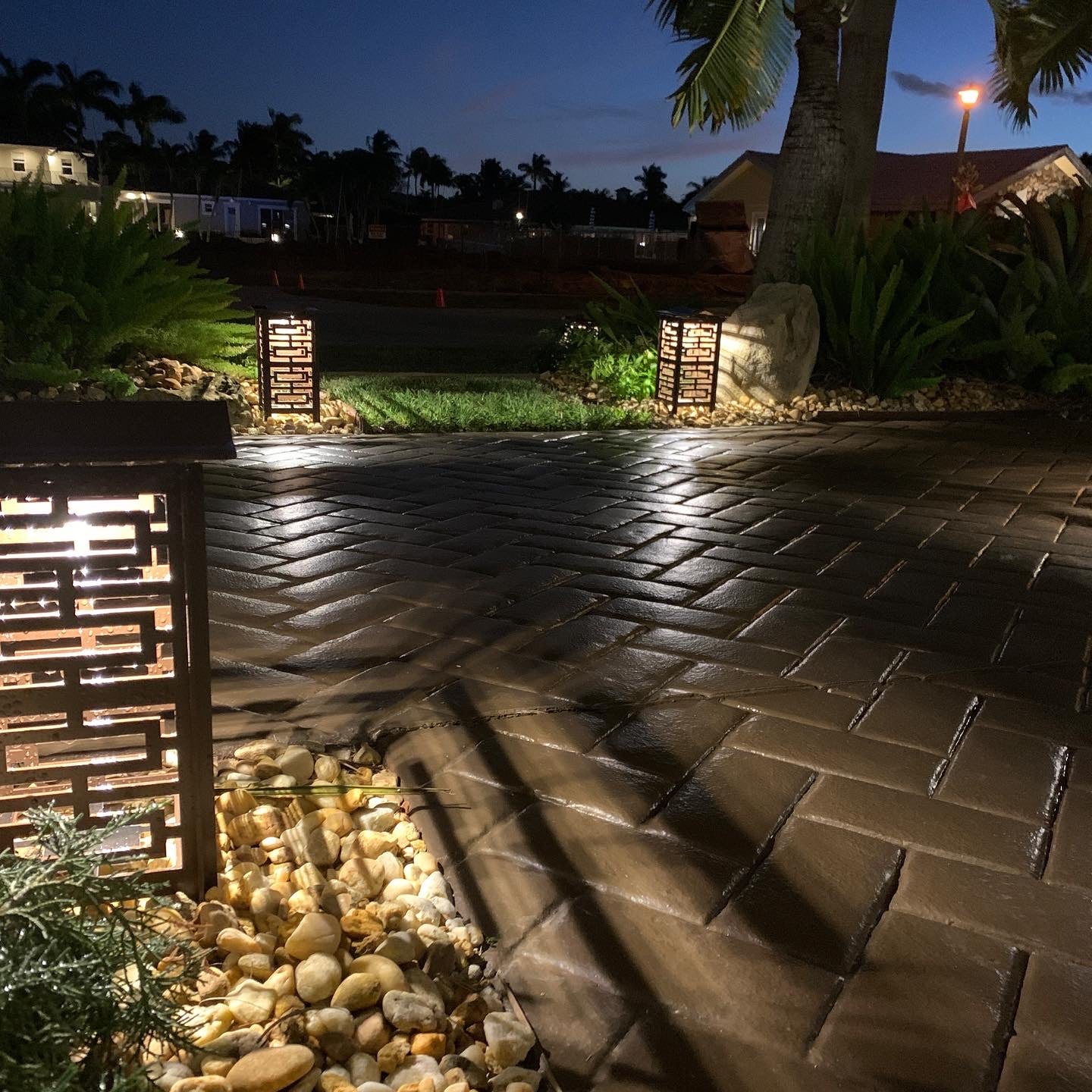 RadiantLight Polynesian Landscape Light - Garden Light at night