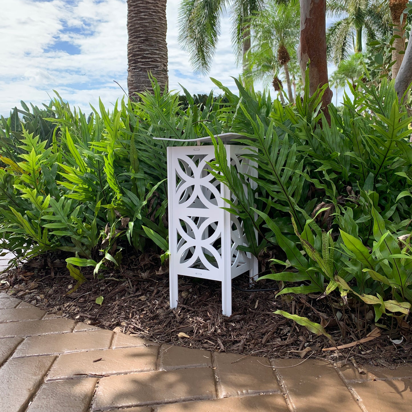 RadiantLight Mid-Century Landscape Light - Garden Light white in day