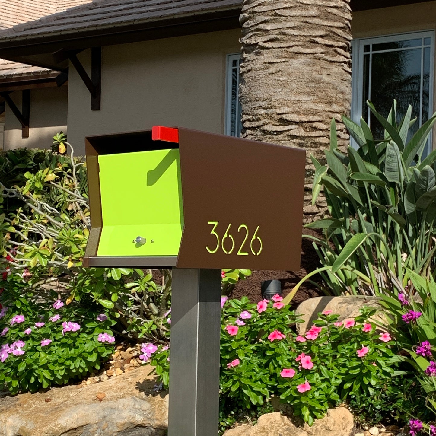 The Original Retrobox in COCONUT - Modern Mailbox brown and limegreen