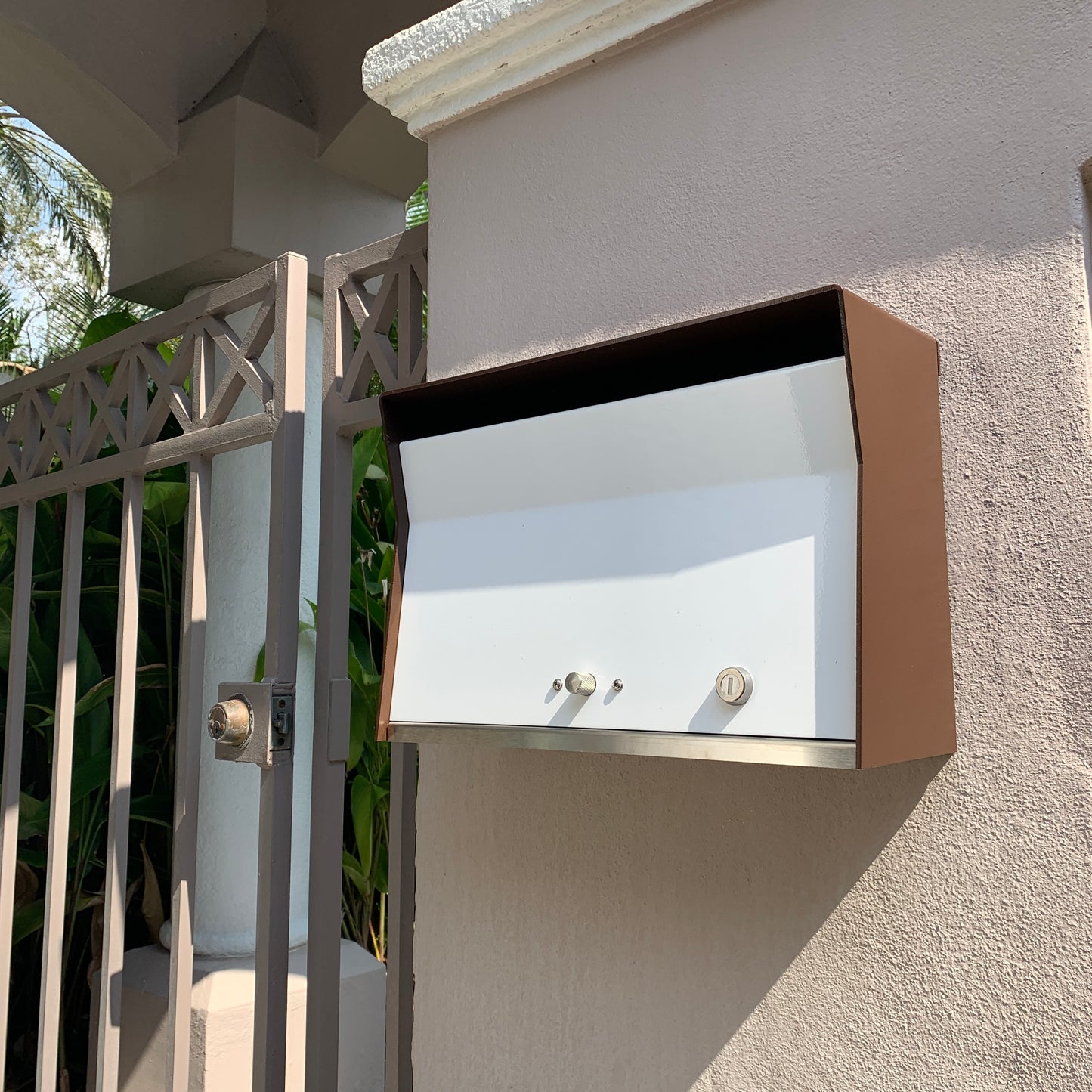 RetroBox Locking Wall Mounted Mailbox in COCONUT
