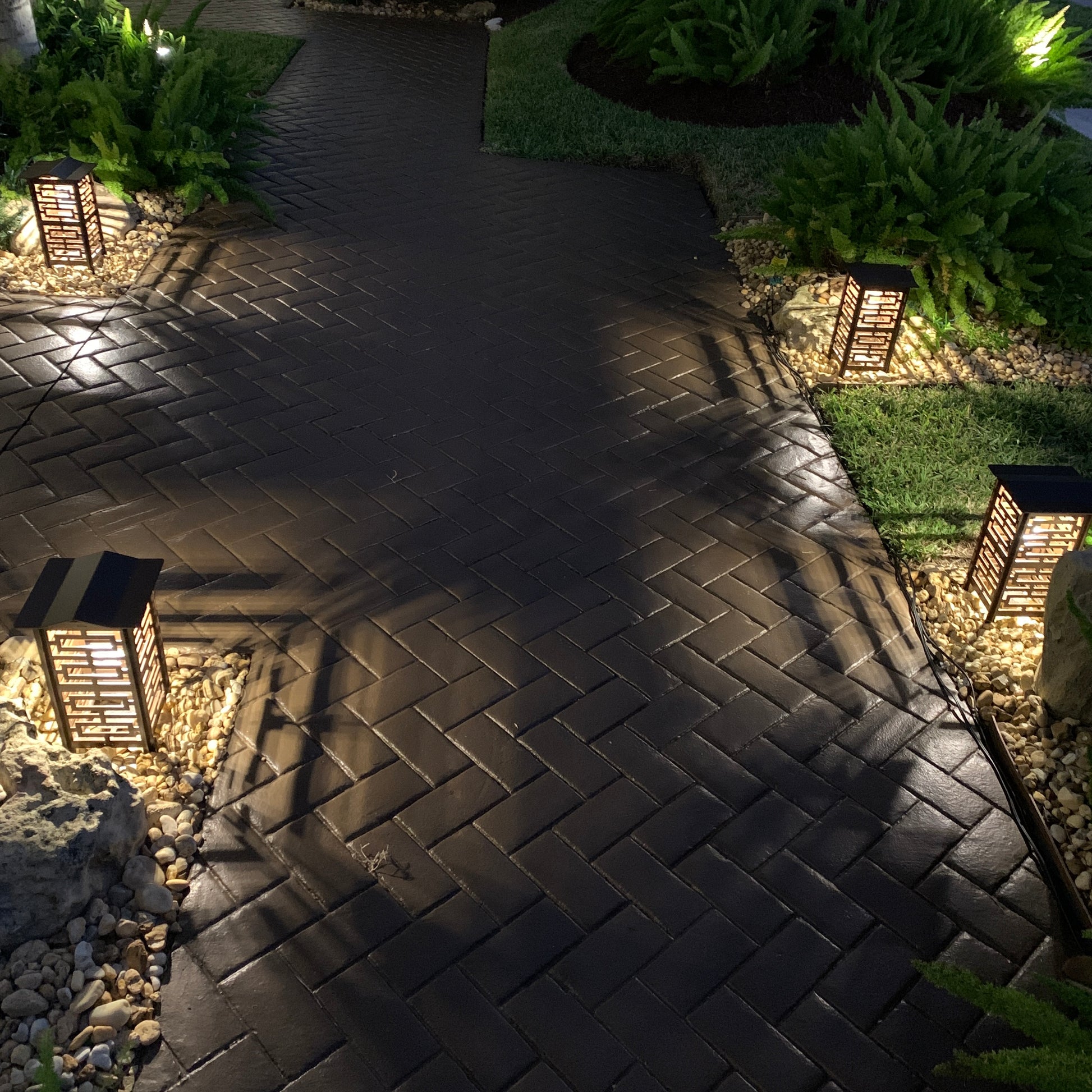 RadiantLight Polynesian Landscape Light - Garden Light at night